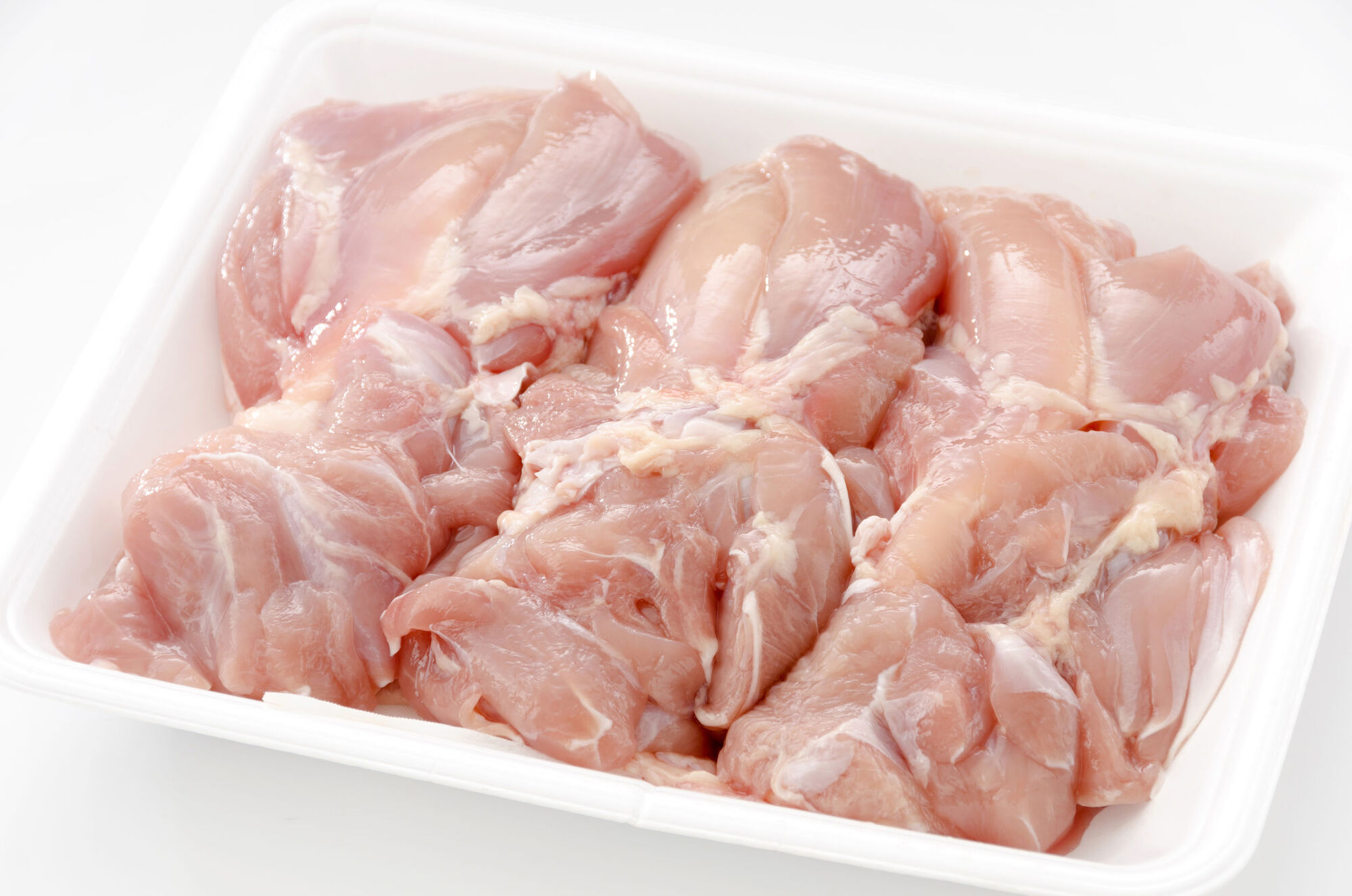 Raw chicken in tray that needs to be cooked throroughly to reduce the risk of food poisoning Raw chicken in tray that needs to be cooked throroughly to reduce the risk of food poisoning