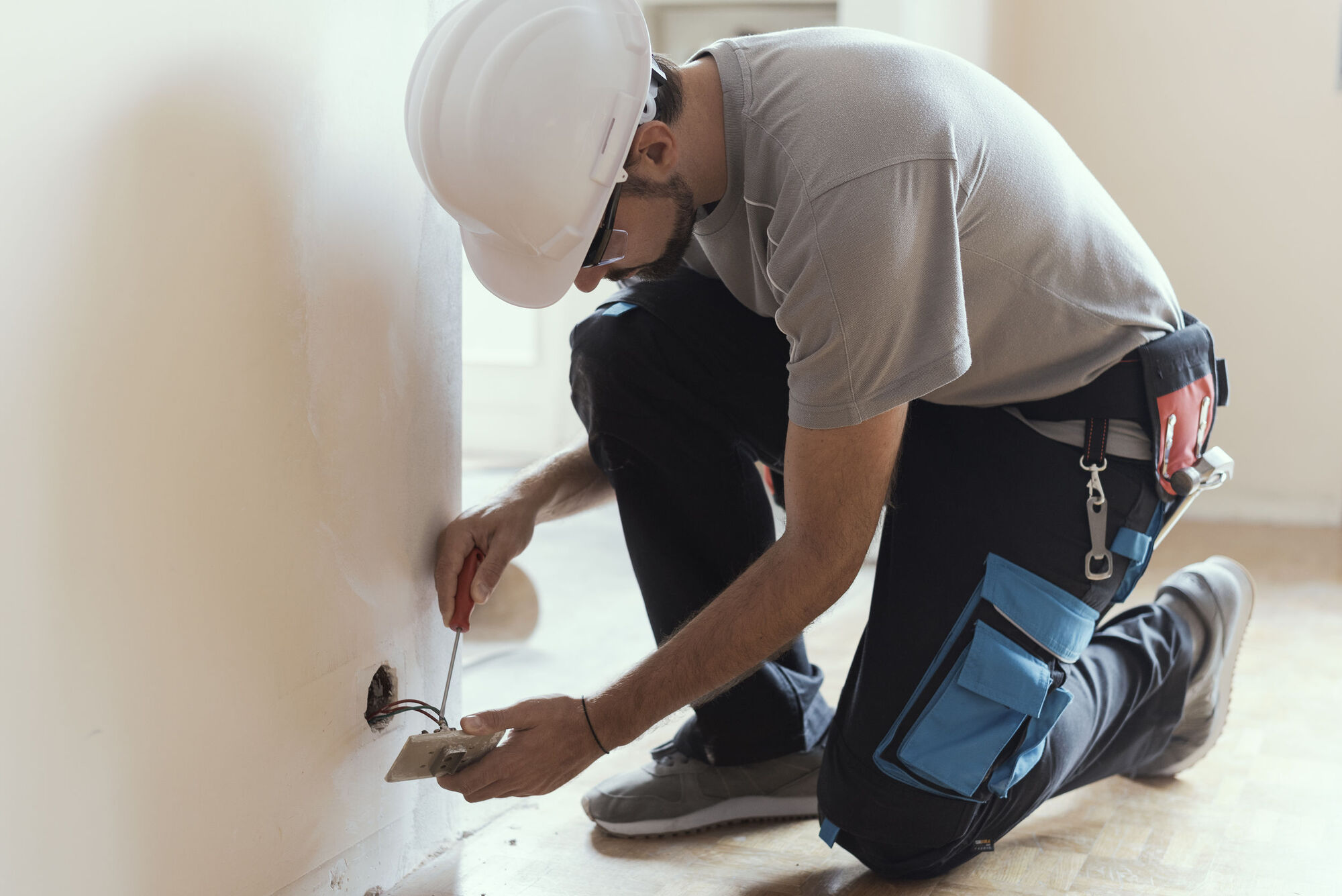 Electrician Minimising Electrical Safety Risks. Electrician Minimising Electrical Safety Risks.