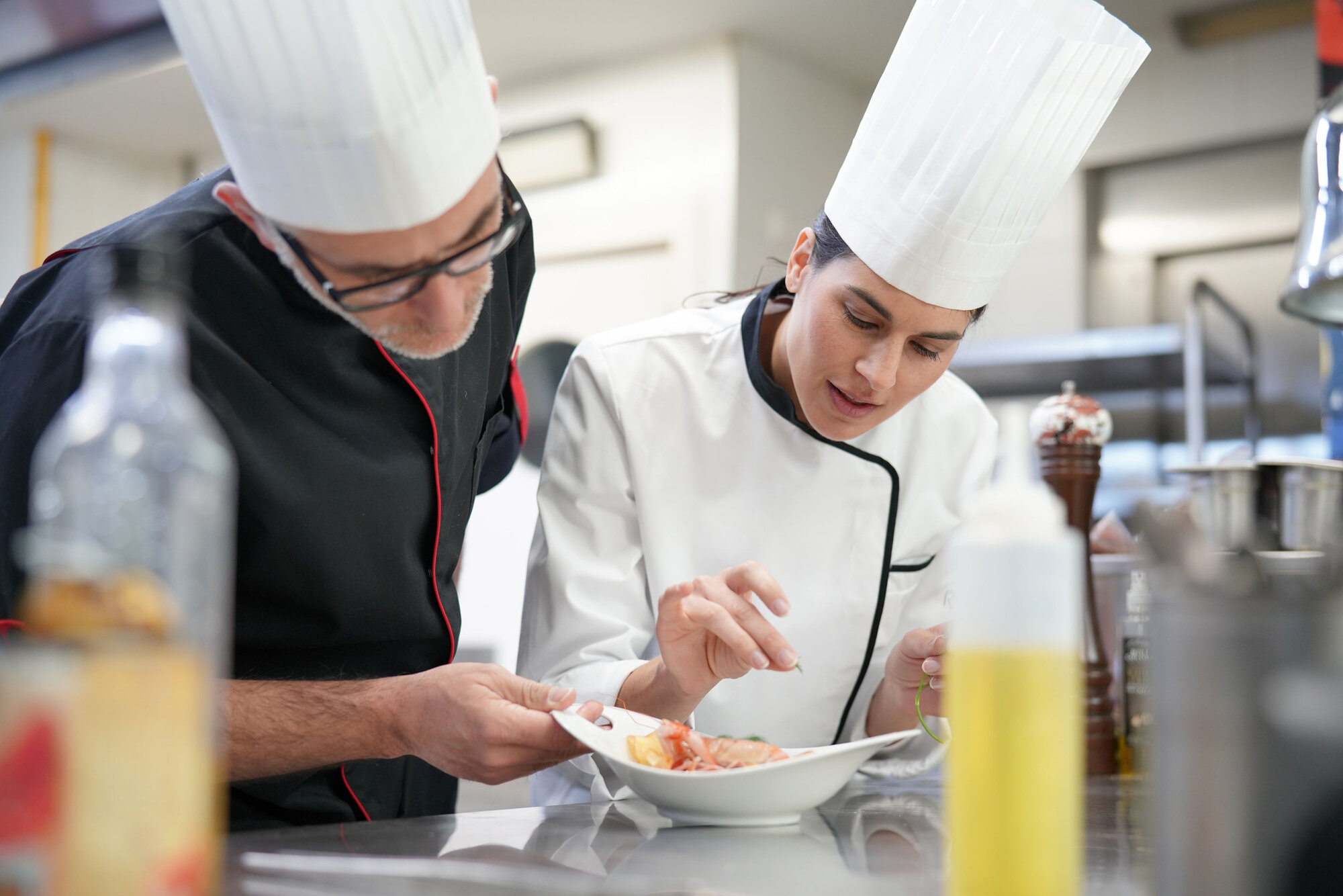 In chef hierarchy Commis chef is lower than head chef In chef hierarchy Commis chef is lower than head chef
