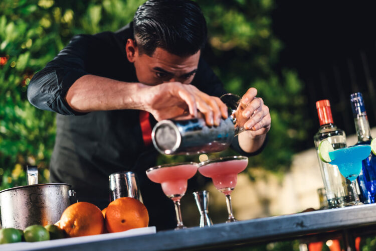 Why Mobile Cocktails Bar Hire Is Essential For Your Wedding