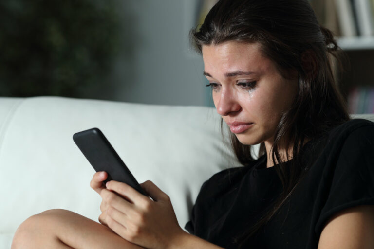 Online Abuse | Different types, effects, signs, avoiding & reporting