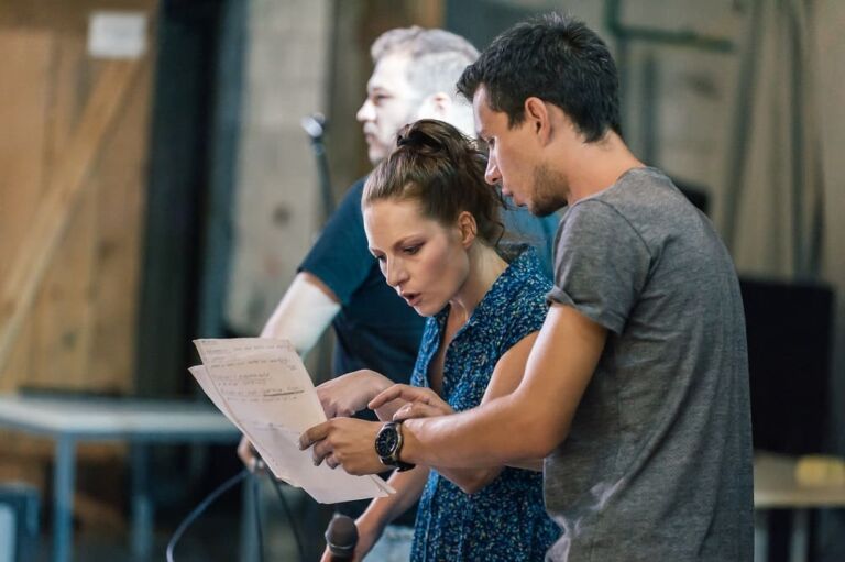 How to Become an Actor | Hours, roles, qualifications & earnings