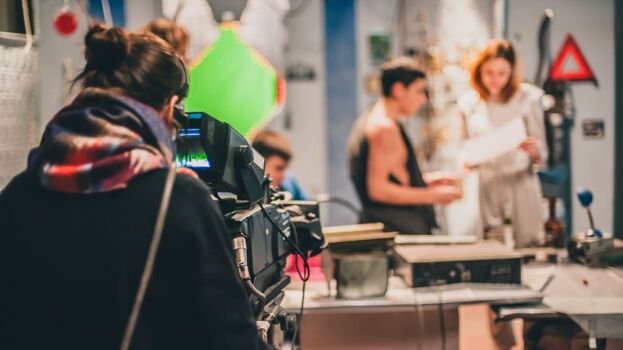 How to Become an Actor | Hours, roles, qualifications & earnings