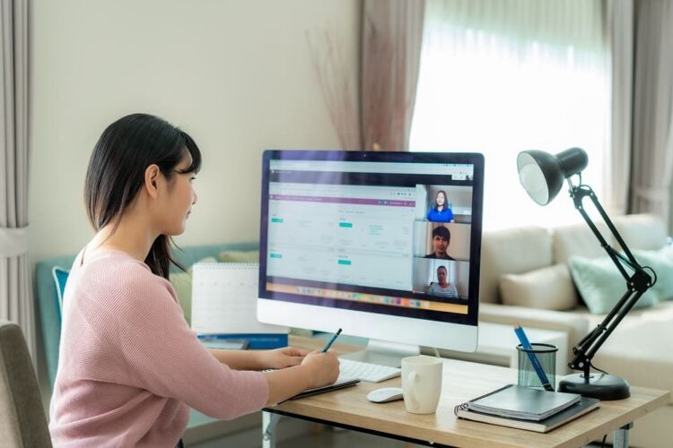 How to Become an Administrator | Hours, roles & qualifications