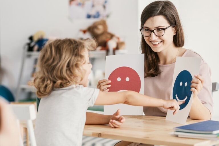 how-to-become-a-child-psychologist-hours-roles-qualifications