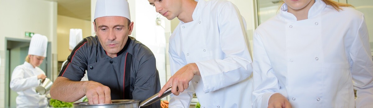 What should a commis chef wear for work?