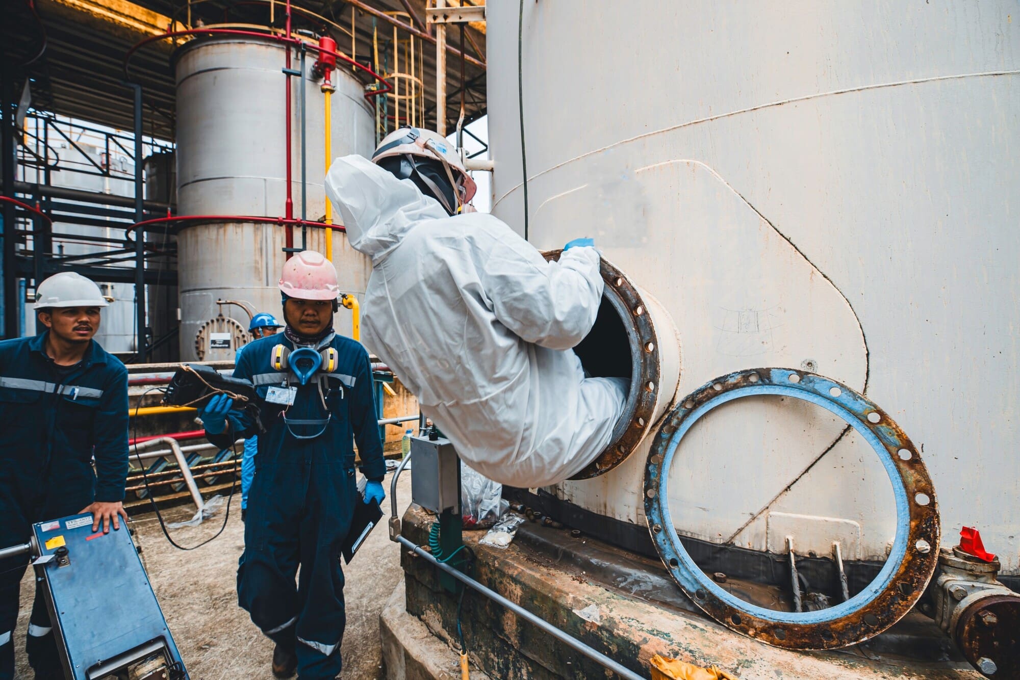 Safety protocols working in confined spaces Safety protocols working in confined spaces